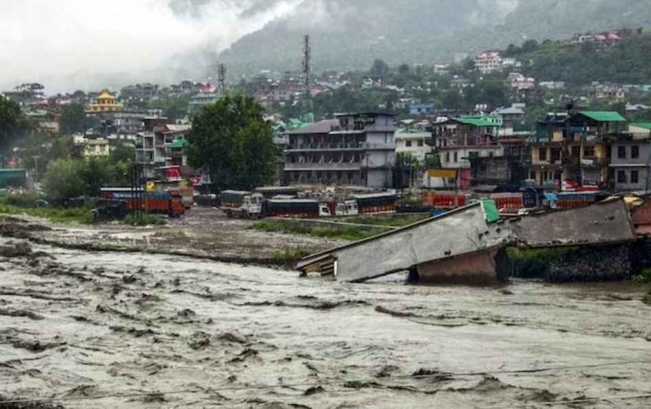 हिमाचल प्रदेश में बारिश से तबाही, इस साल 1500 से ज्यादा परिवार बेघर