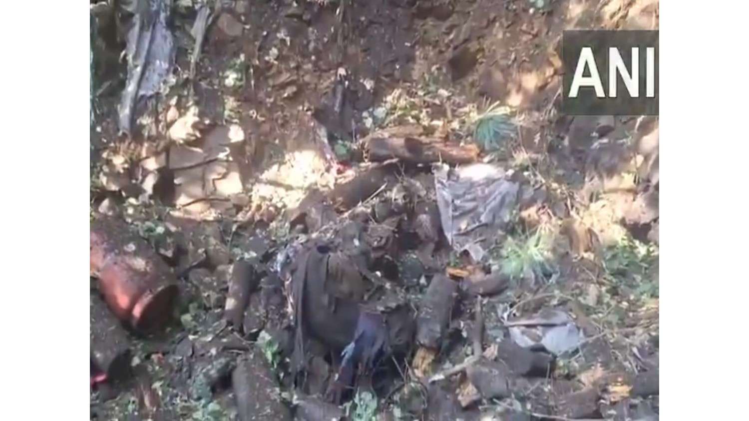 भारतीय सेना ने किया कुलगाम में आतंकवादी ठिकाने का भंडाफोड़, तलाशी अभियान जारी