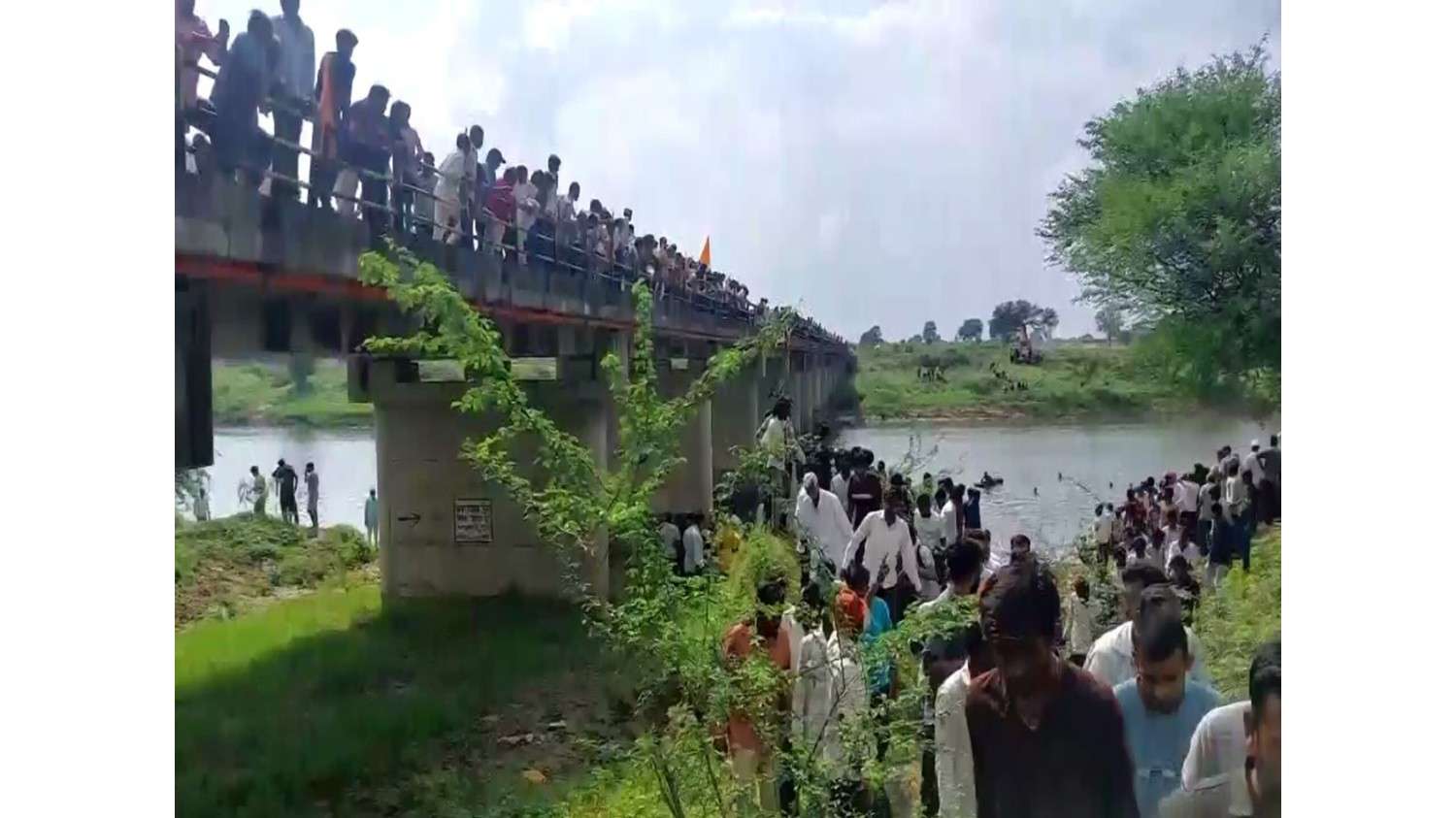मध्य प्रदेश:मूर्ति विसर्जन के दौरान ट्रैक्टर चंबल नदी में गिरने से 2 की मौत, 4 घायल