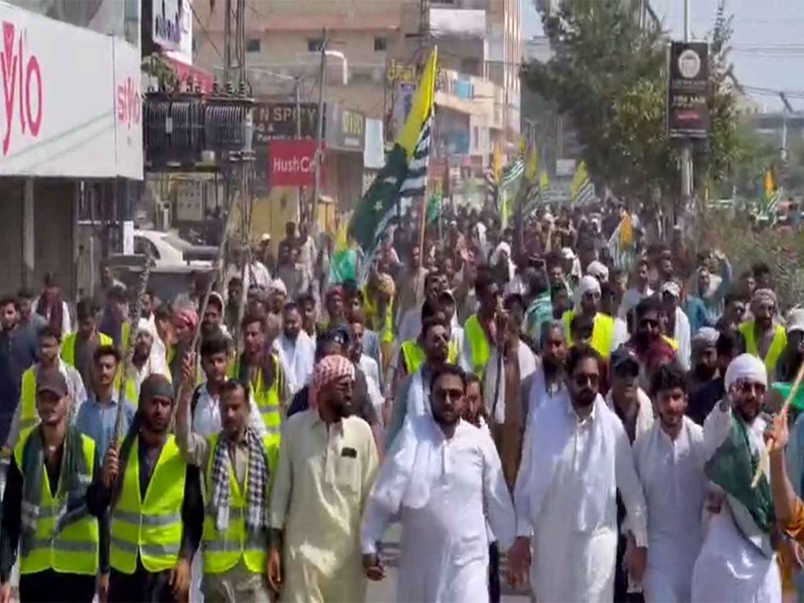 पीओजेके में हजारों लोग सड़कों पर, अशांति से हिल रही पाकिस्तान सरकार