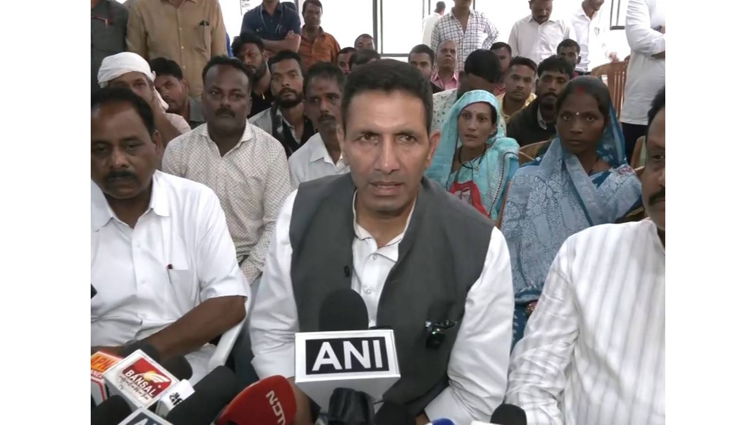 छिंदवाड़ा में 14 बच्चों की मौत पर कांग्रेस ने मध्य प्रदेश के स्वास्थ्य मंत्री को हटाने की मांग की