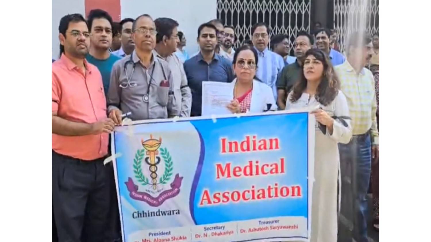 मध्य प्रदेश:  कफ सिरप मामले में डॉक्टरों काविरोध प्रदर्शन, सरकारी डॉक्टर की रिहाई की उठाई मांग