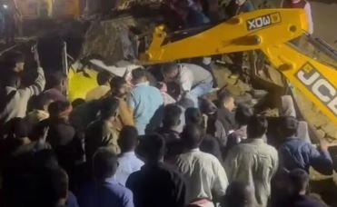 बिलासपुर भूस्खलन: मलबे में दबी बस को निकालने में जुटे बचाव दल, मृतकों की संख्या 16 हुई