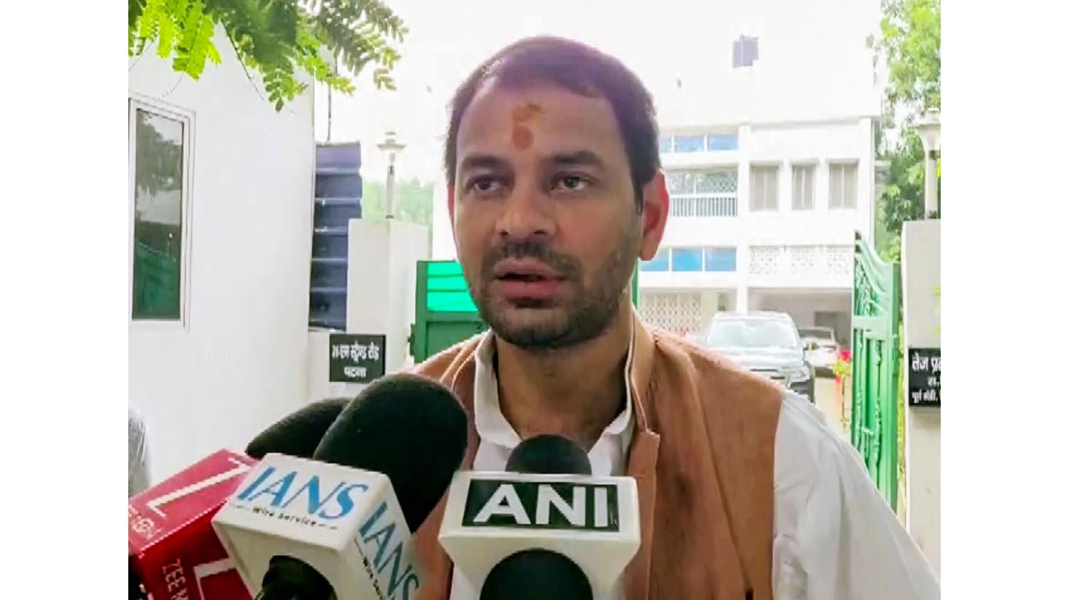 जेजेडी प्रमुख तेज प्रताप यादव ने महुआ से नामांकन दाखिल किया