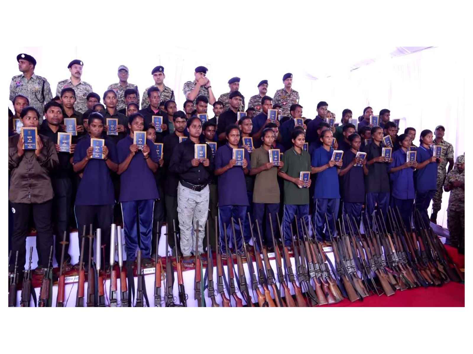 छत्तीसगढ़ में रिकॉर्ड सफलता: 208 नक्सलियों ने आत्मसमर्पण किया, 153 हथियार किए गए जब्त