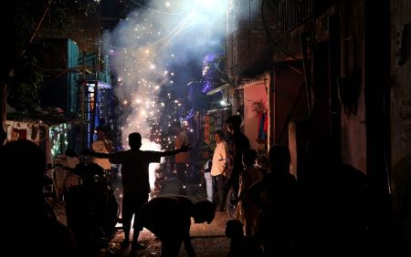 राजधानी दिल्ली में दमकल सेवा को दिवाली की रात आग लगने संबंधी 269 फोन आए, कोई बड़ा हादसा नहीं
