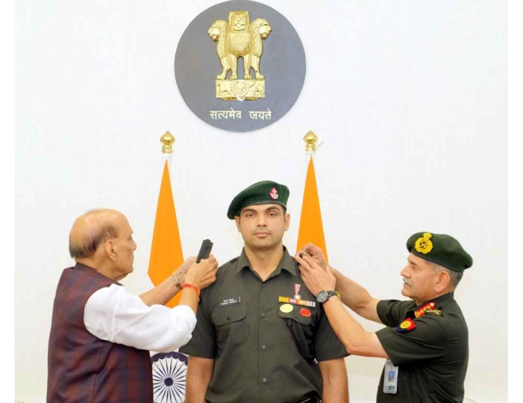 नीरज चोपड़ा को टेरिटोरियल आर्मी में ऑनरेरी लेफ्टिनेंट कर्नल की उपाधि, रक्षा मंत्री ने लगाए सितारे