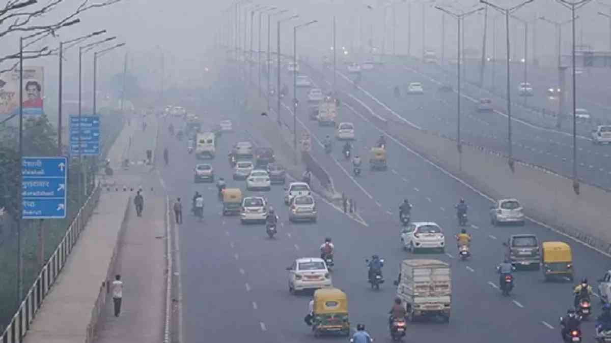दिल्ली की हवा में हुआ सुधार, लेकिन अभी भी खराब श्रेणी में बना हुआ AQI