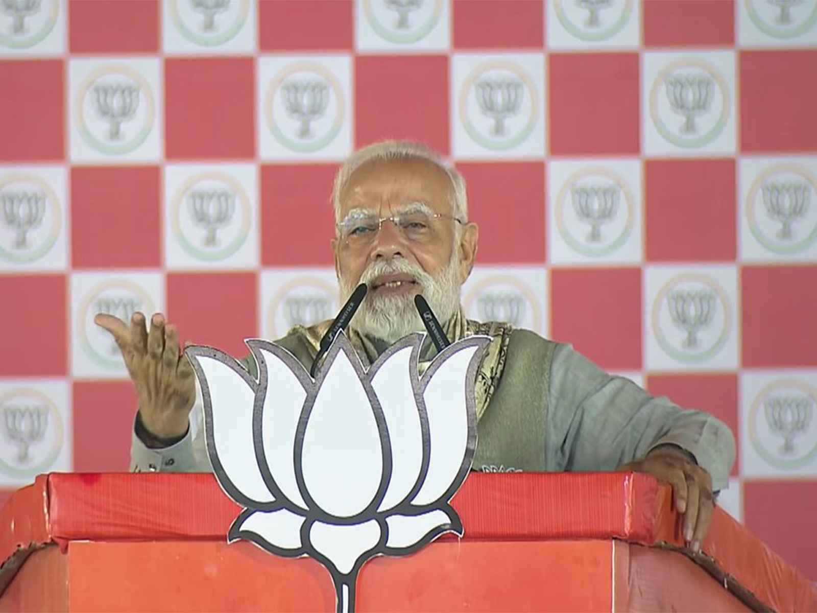 'जो लोग नामदार हैं वो कामदार को गाली ही देंगे', राहुल गांधी की टिप्पणी पर पीएम मोदी का पलटवार
