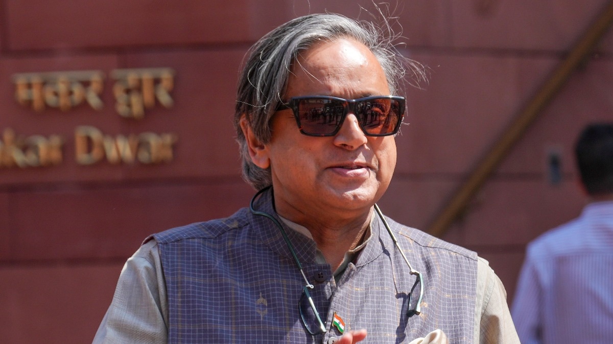 'नेहरू-गांधी परिवार ने साबित किया कि...', थरूर ने वंशवादी राजनीति को लोकतंत्र के लिए बताया खतरा