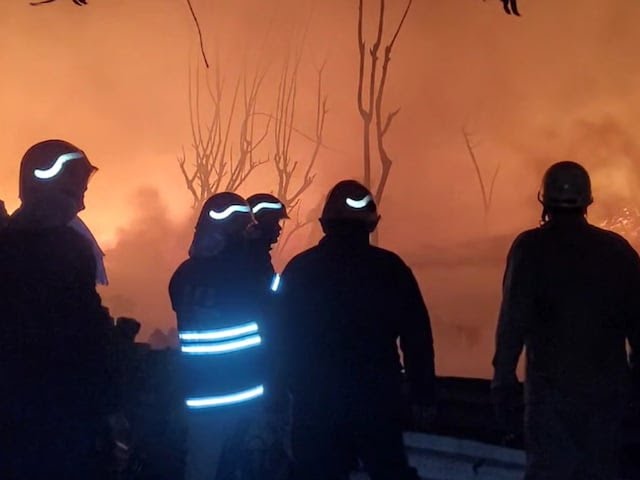 दिल्ली के रिठाला मेट्रो स्टेशन के पास भीषण आग, सैकड़ों झुग्गियां राख में तब्दील; एक की मौत