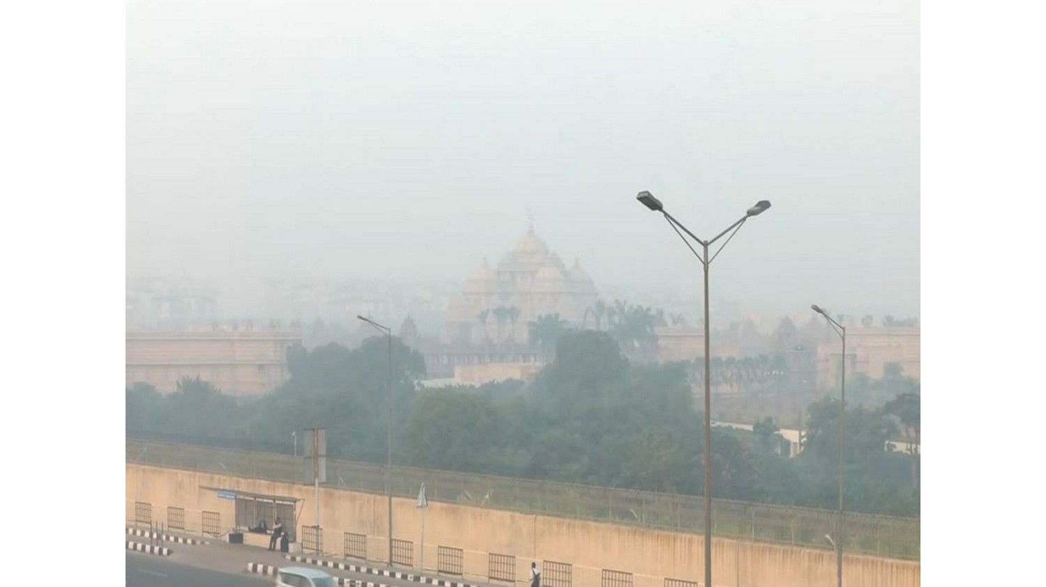 दिल्ली में लोगों को एक्यूआई ने दी मामूली राहत, वायु गुणवत्ता अभी भी'बहुत खराब' श्रेणी में