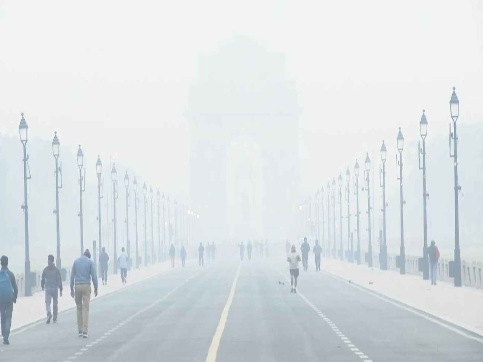 दिल्ली में सांस लेना दूभर: सुबह-सुबह धुंध की जहरीली परत छाई, AQI 'बेहद खराब'