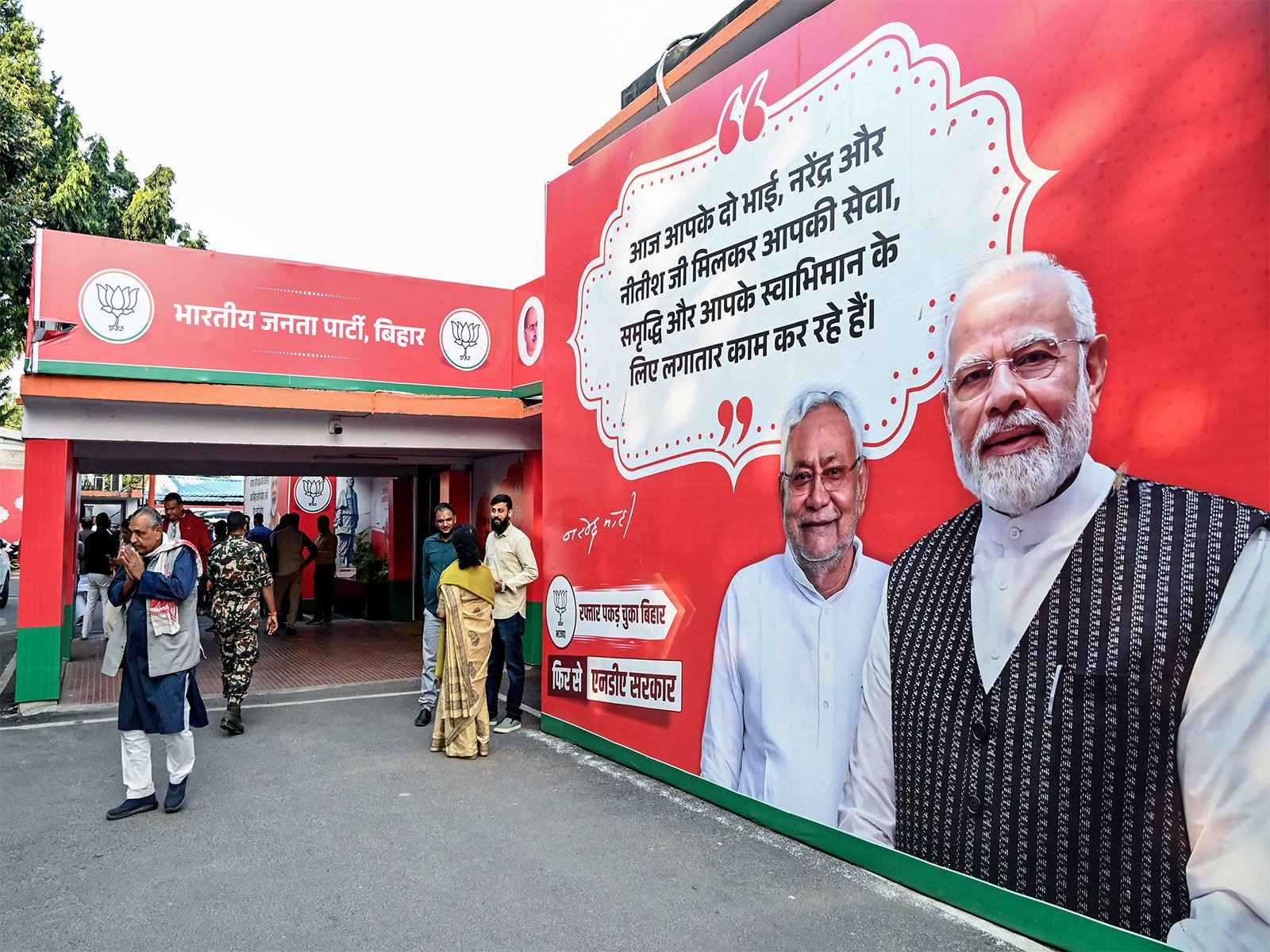 बिहार चुनाव परिणाम: NDA ने पार किया बहुमत का आंकड़ा, महागठबंधन रेस में पिछड़ा, देखें आंकड़े