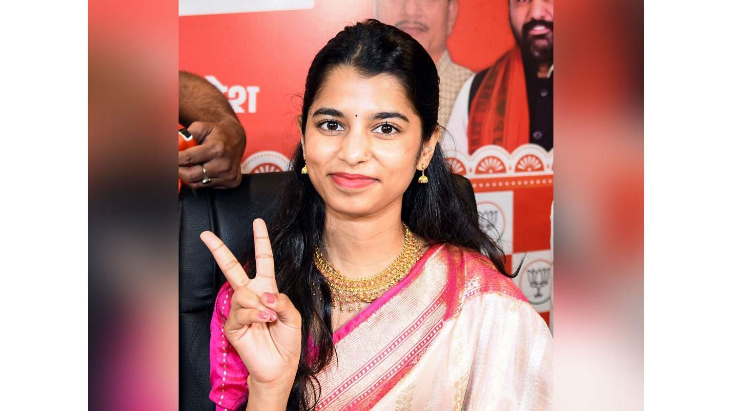 मैथिली ठाकुर ने अलीनगर से पहली बार जीत हासिल की, बिहार की सबसे कम उम्र की विधायक बनीं