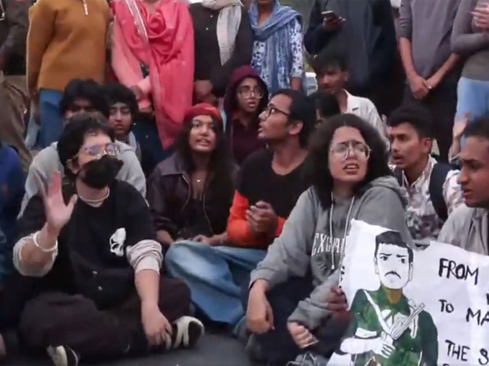 दिल्ली: इंडिया गेट पर प्रदर्शन के दौरान पुलिसकर्मियों पर छिड़का पेपर स्प्रे, 22 लोग गिरफ्तार