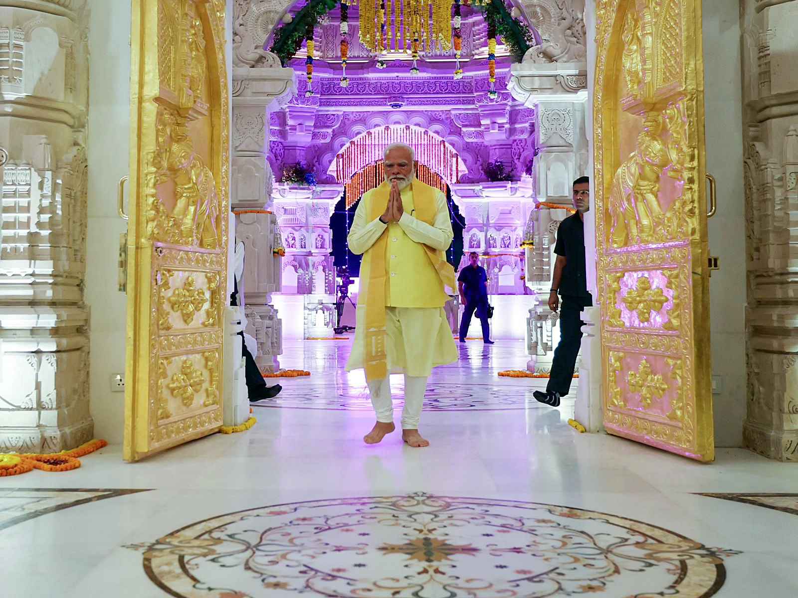 राम मंदिर में ध्वजारोहण समारोह में भाग लेने के लिए प्रधानमंत्री मोदी अयोध्या पहुंचे