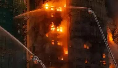 हांगकांग की ऊंची इमारतों में आग लगने से मरने वालों की संख्या 128 हुई, 200 से अधिक लोग लापता