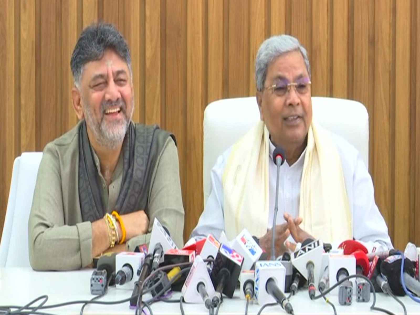 कर्नाटक में सीएम पद को लेकर खींचतान थमी, सिद्धारमैया-शिवकुमार ने बैठक के बाद दिया ये बयान