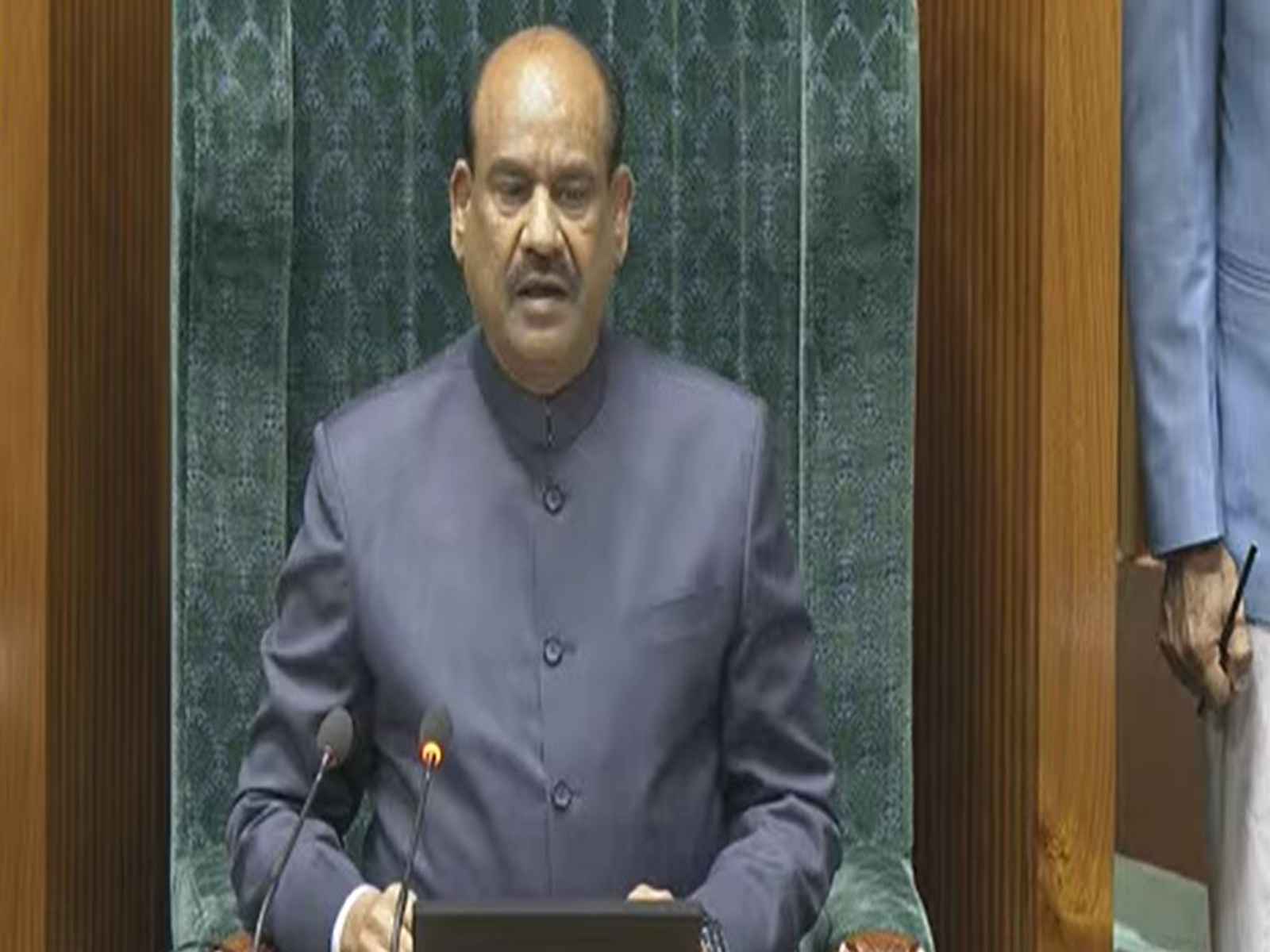 विपक्ष के हंगामे के बीच लोकसभा की कार्यवाही दोपहर 12 बजे तक स्थगित