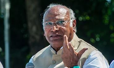 डॉलर के मुकाबले रुपए में भारी गिरावट पर प्रियंका गांधी और खड़गे ने साधा सरकार पर निशाना