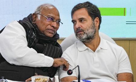 पीएम मोदी को अपशब्द बोलने पर भड़के किरेन रिजीजू, कहा- माफी मांगें राहुल गांधी और खड़गे