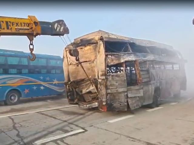 मथुरा: यमुना एक्सप्रेसवे पर भीषण सड़क दुर्घटना में 13 लोगों की मौत, 25 घायल; बसों में आग लगी