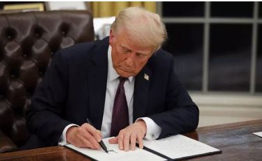 डोनाल्ड ट्रंप ने भारत के साथ सहयोग बढ़ाने के लिए रक्षा नीति विधेयक पर हस्ताक्षर किए