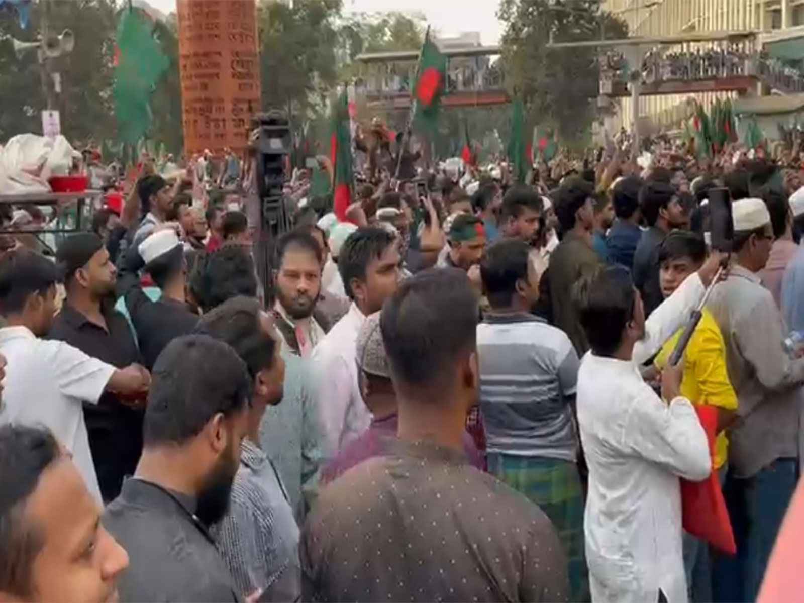 उस्मान हादी की मौत के बाद बांग्लादेश में भड़की हिंसा, ढाका के कई इलाकों में प्रदर्शन