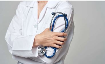 वेतन, नीति और दबाव – भारतीय चिकित्सक क्यों छोड़ रहे ब्रिटेन