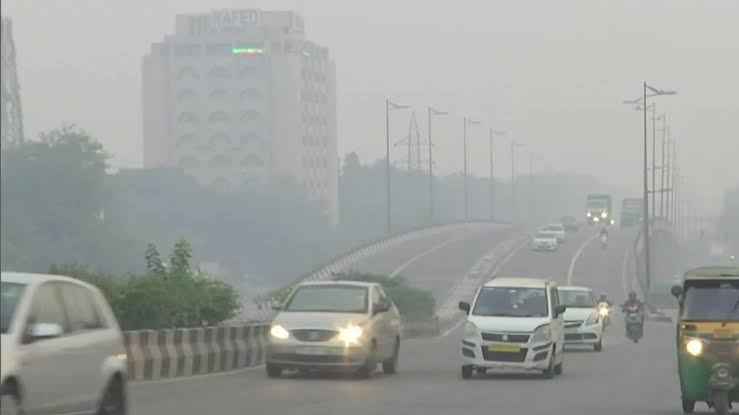 दिल्ली में सांस लेना हुआ दूभर, घने कोहरे के साथ-साथ AQI 400 पार