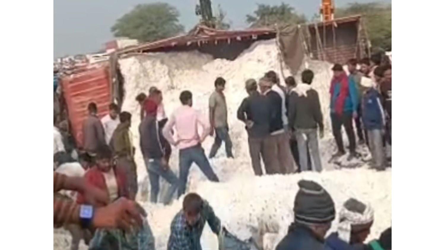 राजस्थान: बूंदी में कपास से लदा ट्रक पलटने से 3 लोगों की मौत, 8 घायल; ओम बिरला ने की घायलों से मुलाकात