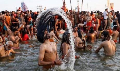 माघ मेला: सात साल से खड़ा साधु बना आकर्षण का केंद्र