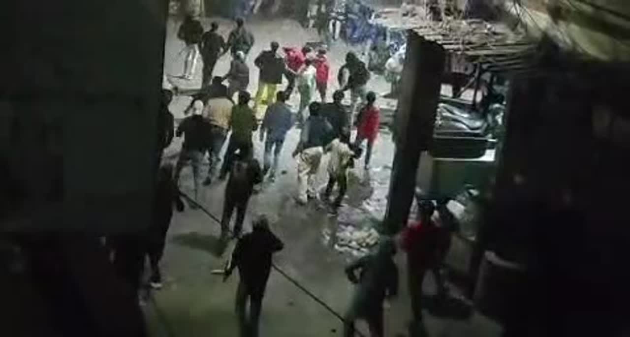 दिल्ली में आधी रात मस्जिद के पास अवैध निर्माण हटाने पहुंची टीम पर पत्थरबाजी, 5 पुलिसकर्मी घायल