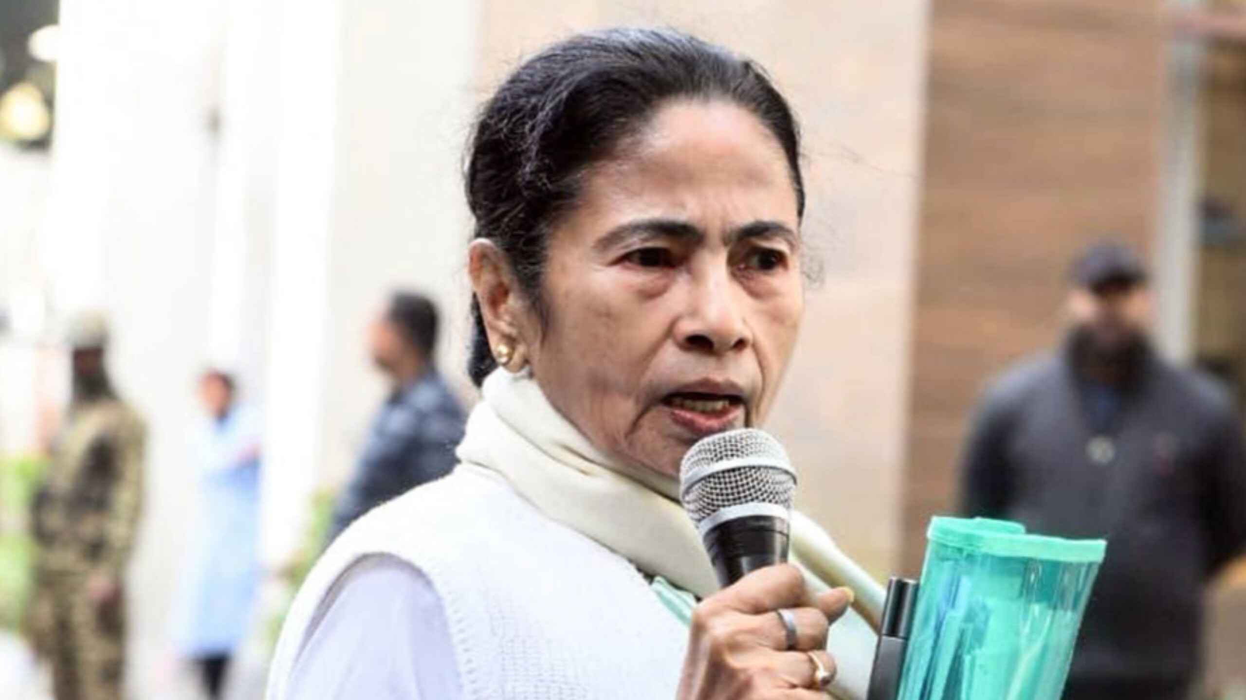 बंगाल में 'महा-संग्राम': ED के हाथ से फाइलें छीन ले गईं ममता! एजेंसी ने लगाया मिलीभगत का आरोप