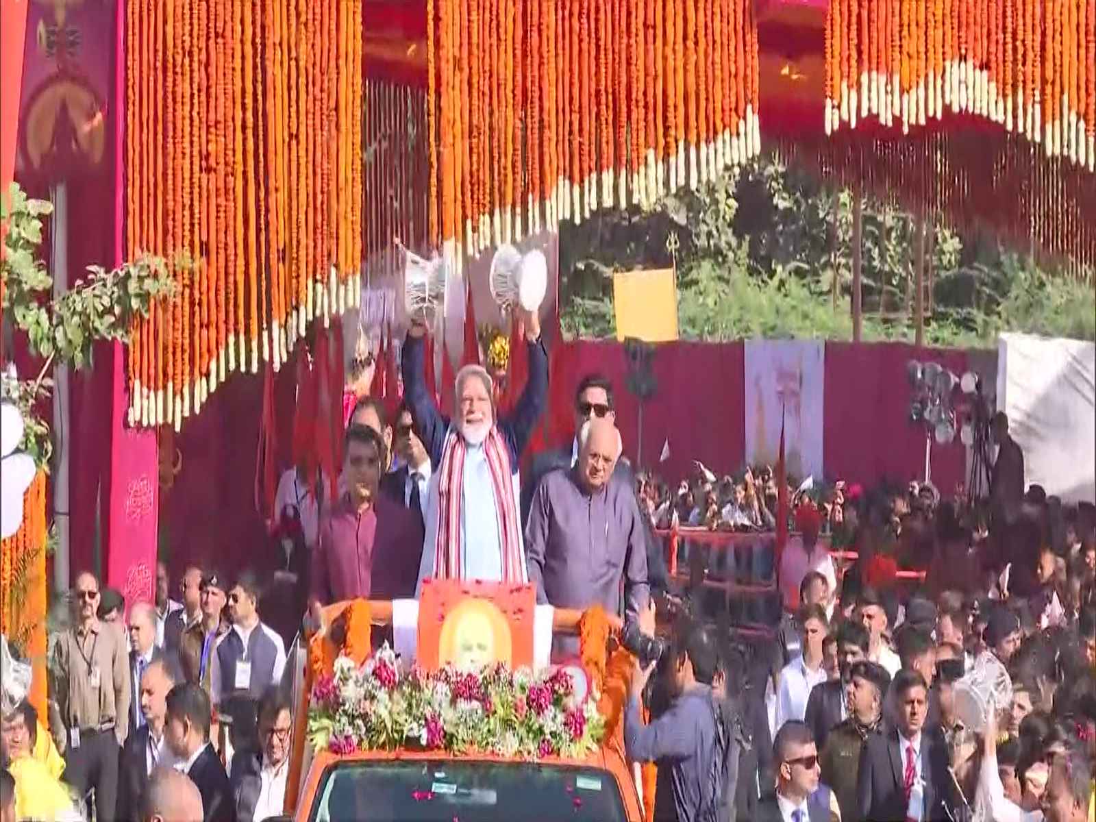 स्वाभिमान पर्व: PM मोदी ने सोमनाथ मंदिर में की पूजा-अर्चना, 108 घोड़ों की 'शौर्य यात्रा' का किया नेतृत्व