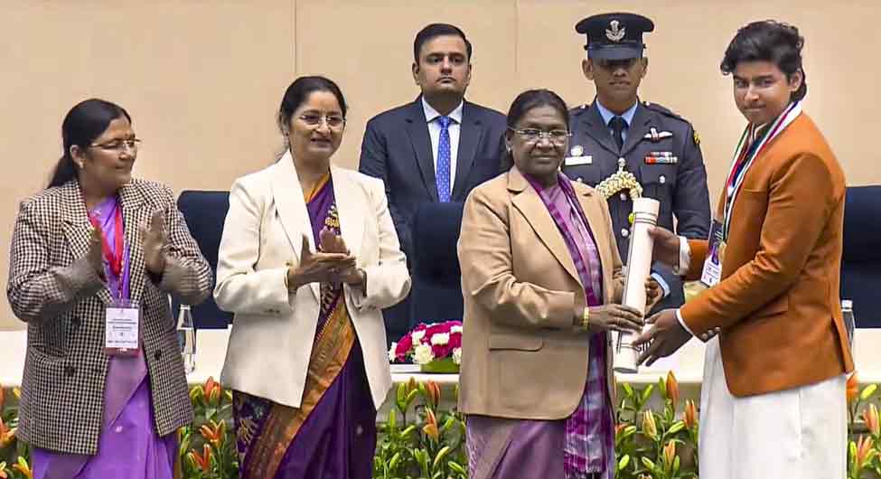 प्रथम दृष्टिः परीक्षा तो बाकी