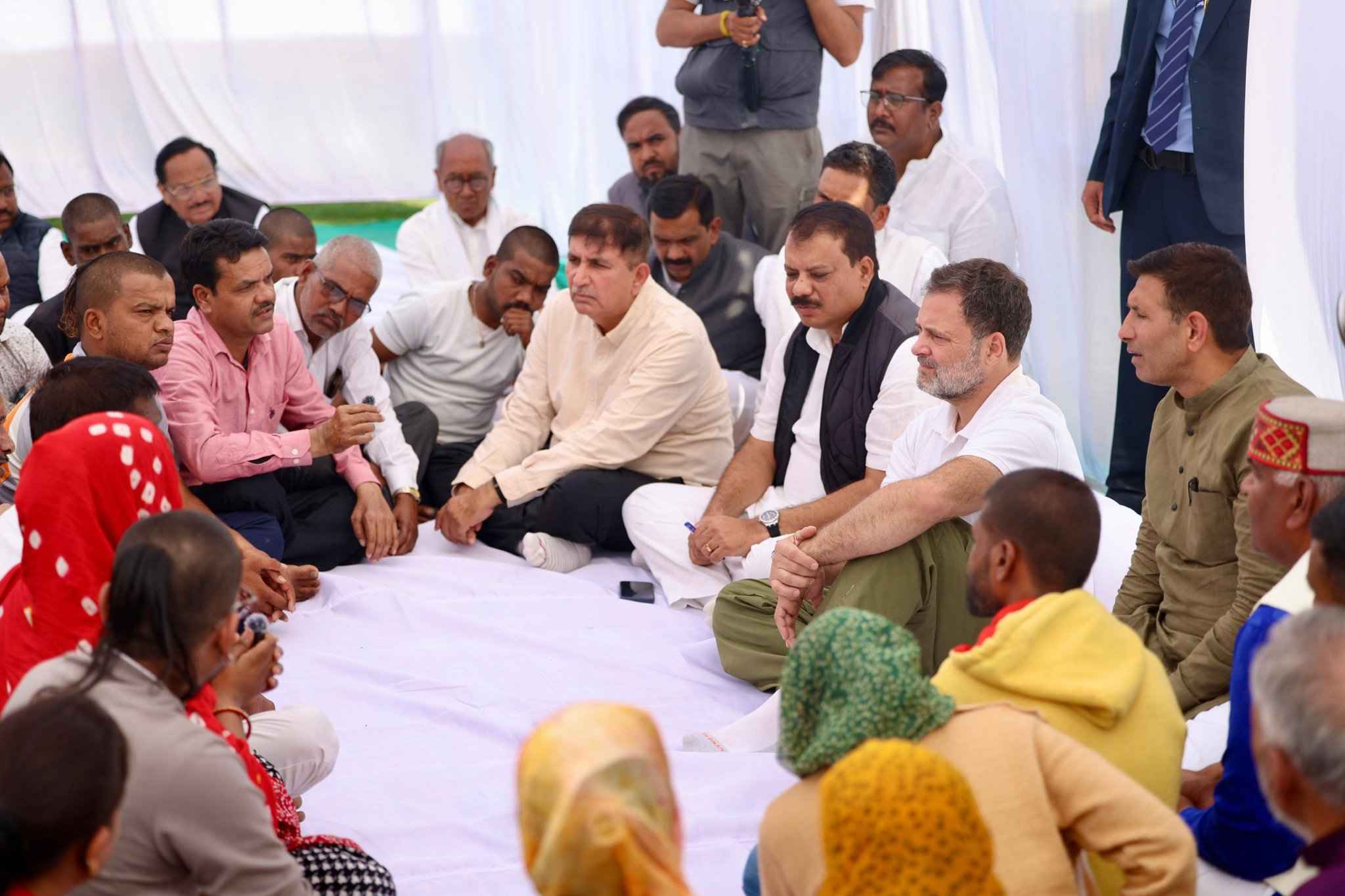 इंदौर जल त्रासदी: राहुल गांधी ने भागीरथपुरा में पीड़ित परिवारों से की मुलाकात