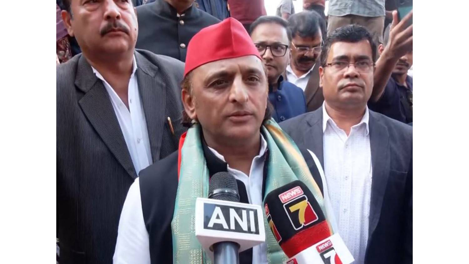 अखिलेश यादव ने की बनारस के पुनर्विकास कार्यों की आलोचना, यूपी सरकार पर लगाया संस्कृति नष्ट करने का आरोप