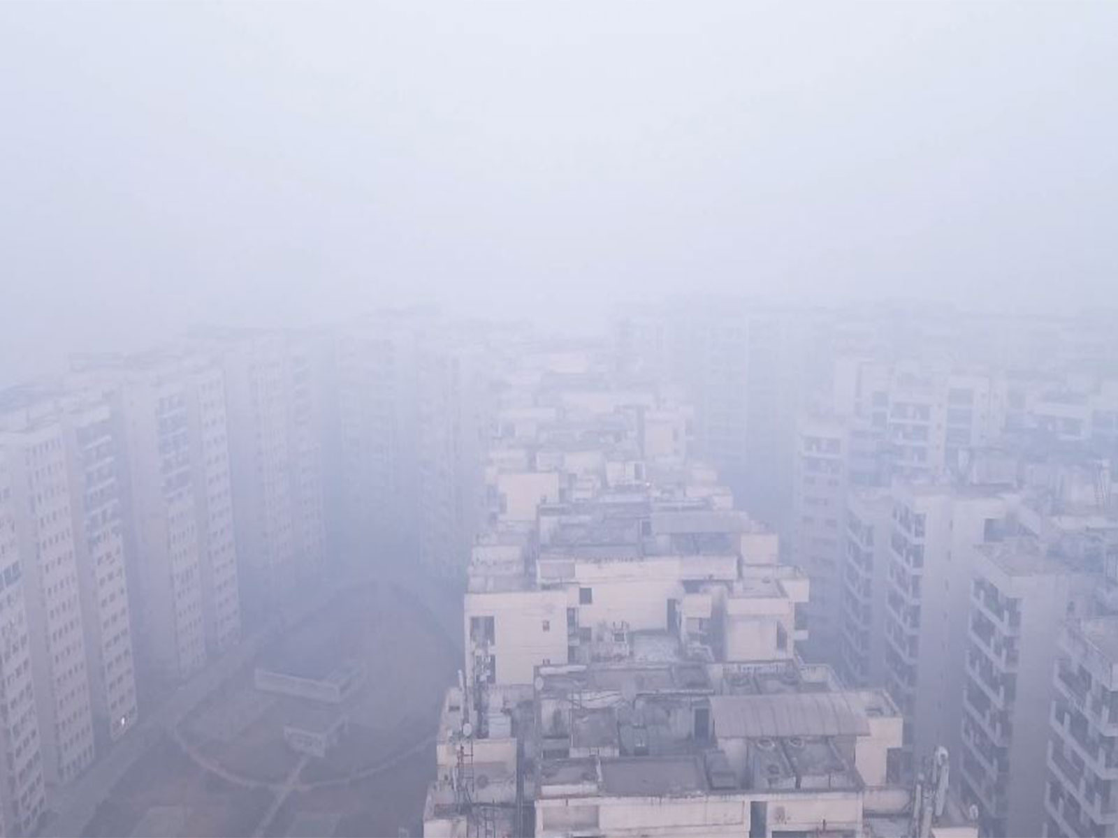 दिल्ली की हवा फिर ज़हरीली: 439 AQI के साथ ‘गंभीर’ श्रेणी में राजधानी, GRAP-IV लागू