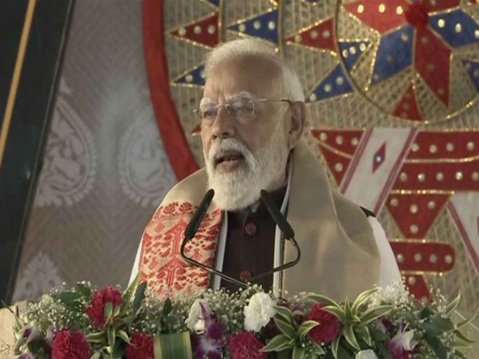 पीएम मोदी ने असम को दी हजारों करोड़ की सौगात, महाराष्ट्र का हवाला देकर कांग्रेस पर जमकर बरसे