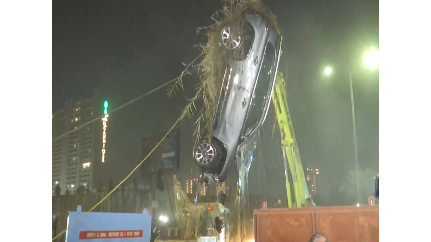 एनडीआरएफ की टीम ने नोएडा में 27 वर्षीय मृतक इंजीनियर युवक की कार बरामद की