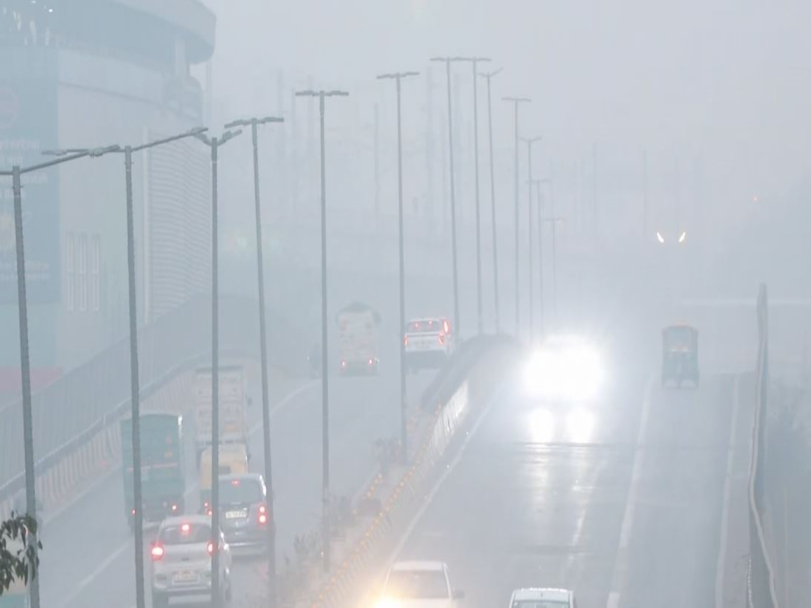 दिल्ली की हवा अब भी ‘बहुत खराब’, AQI 341, मामूली सुधार के बावजूद हालात चिंताजनक