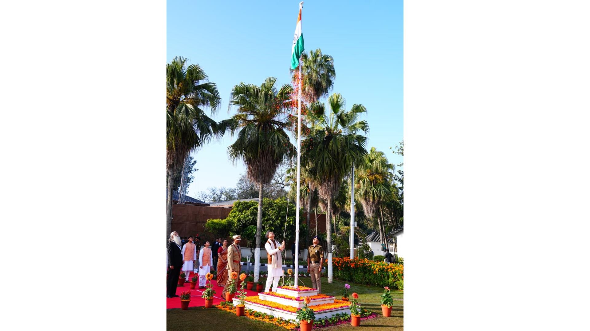 मुख्यमंत्री धामी ने आवास पर फहराया तिरंगा; विकसित भारत के संकल्प के साथ दिलाई संविधान की शपथ