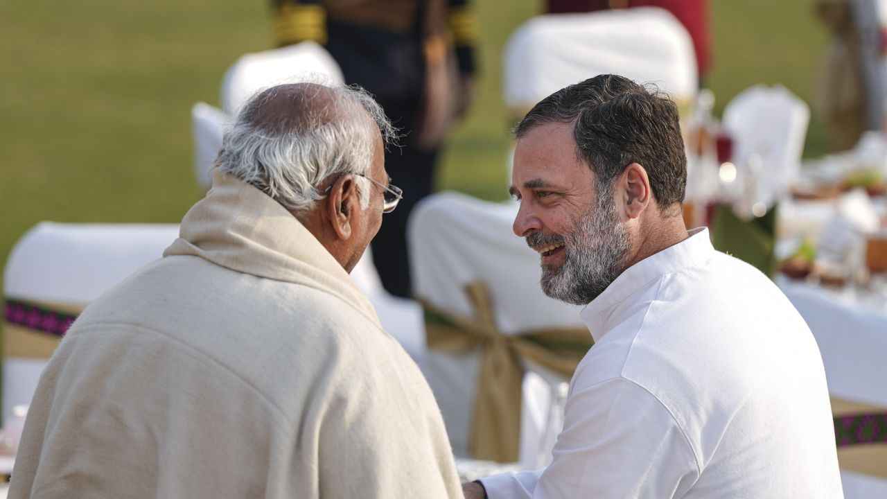 गणतंत्र दिवस पर सियासी घमासान, सीटिंग को लेकर खड़गे के आरोप, 'गमोसा' विवाद पर दी सफाई