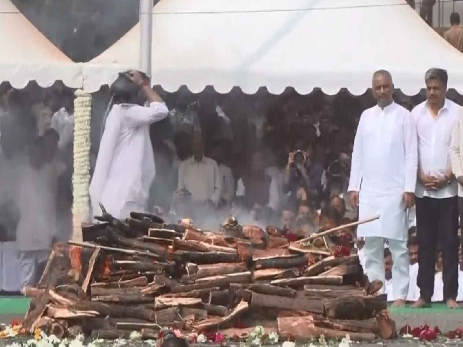 पंचतत्व में विलीन हुए अजीत पवार, बारामती में पूरे राजकीय सम्मान के साथ अंतिम संस्कार, कई दिग्गज रहे मौजूद