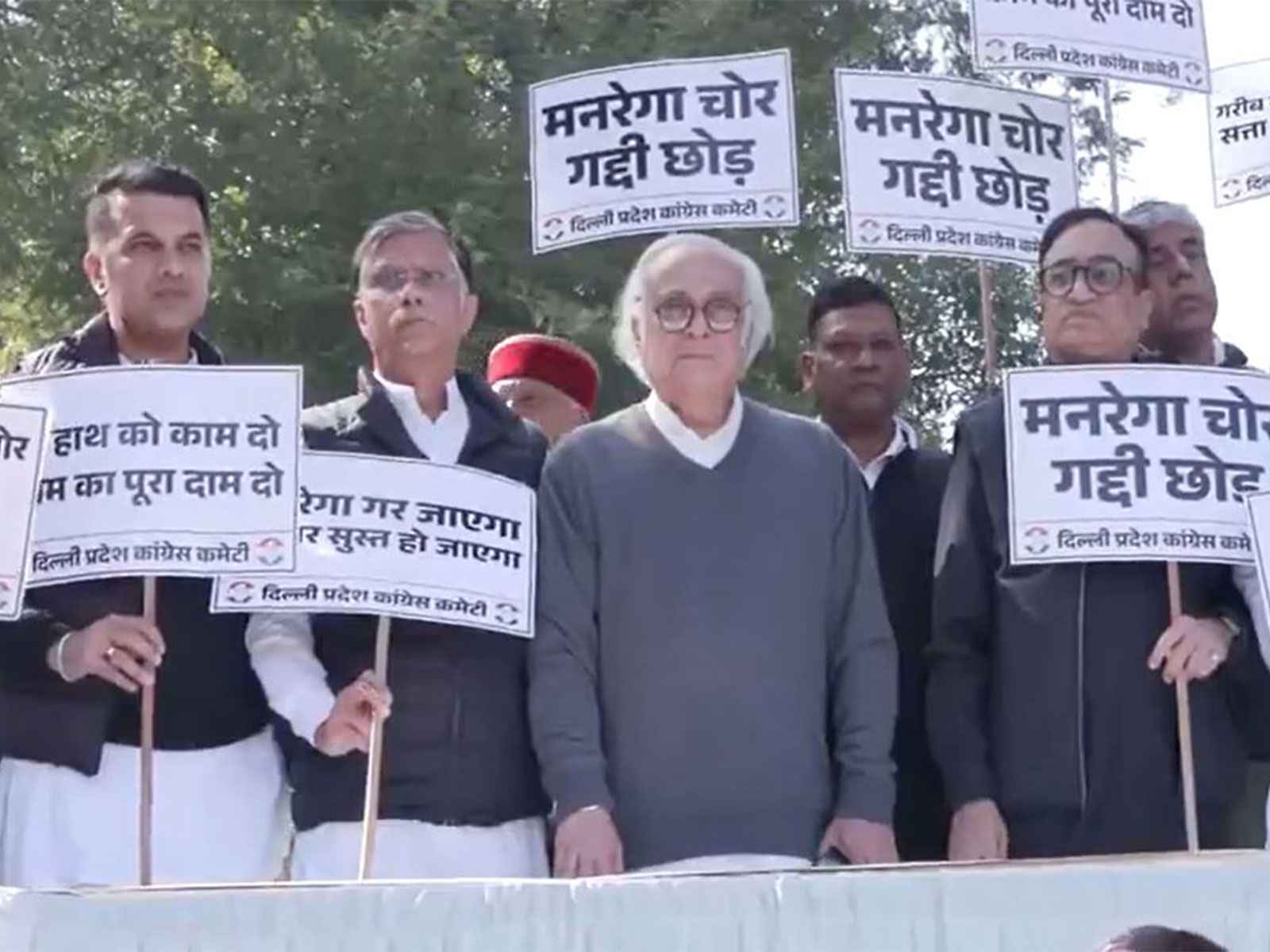 मनरेगा हटाने के खिलाफ कांग्रेस सड़कों पर, आरोप– 'मोदी महात्मा गांधी से जुड़े कानून नहीं चाहते'