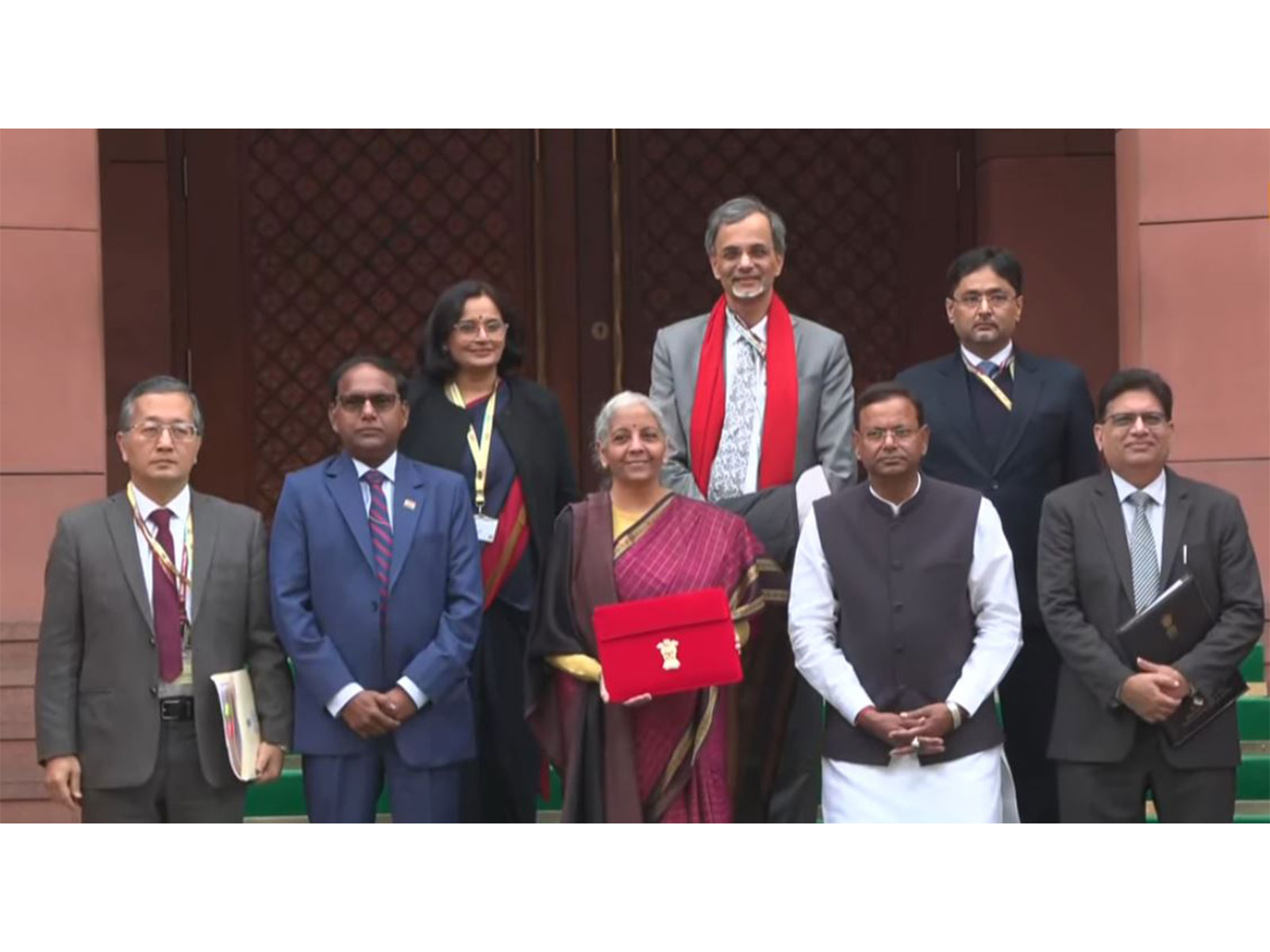 बजट 2026 में करदाताओं को राहत: मुआवज़े पर टैक्स फ्री ब्याज, विदेश खर्च सस्ता