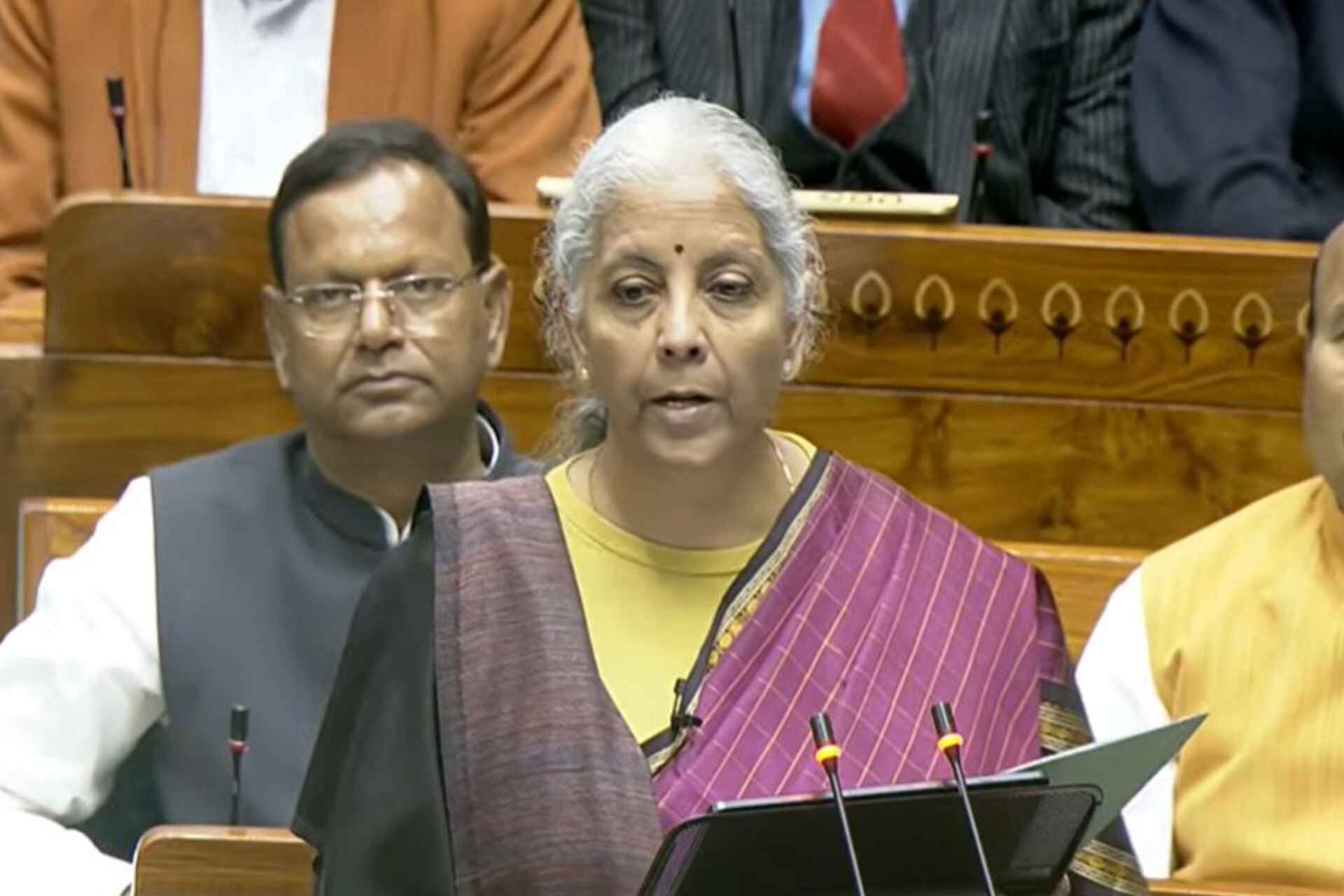 बजट 2026 में करदाताओं को राहत: मुआवज़े पर टैक्स फ्री ब्याज, विदेश खर्च सस्ता