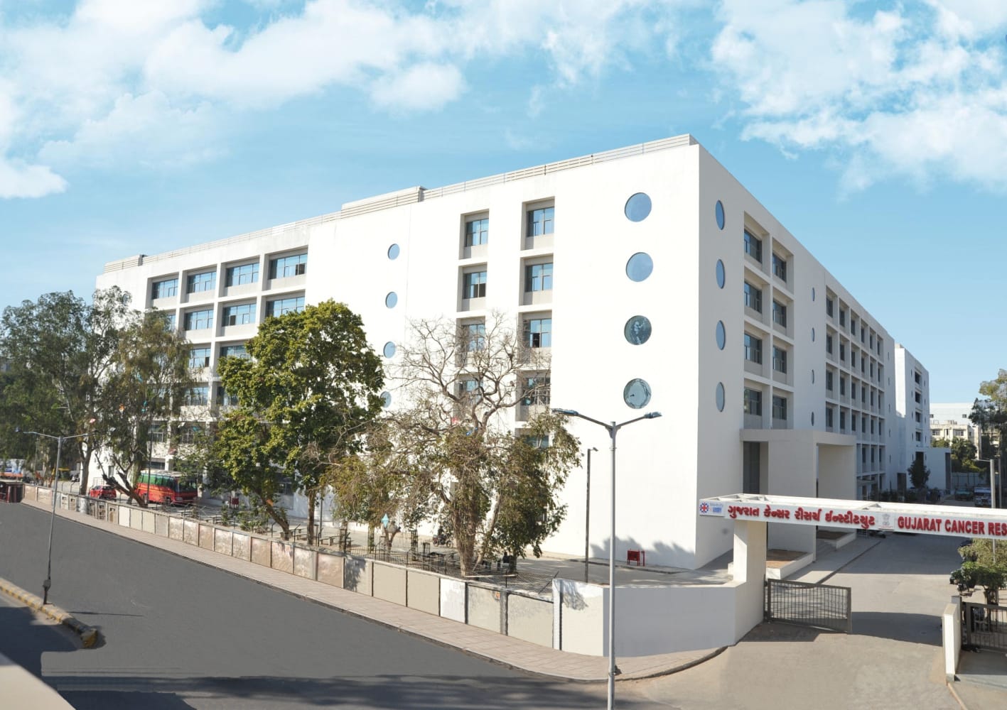 विश्व कैंसर दिवस: GCRI बना देश का भरोसेमंद कैंसर उपचार केंद्र, 26,810+ मरीजों को मिला नया जीवन, 9,140+ बाहरी राज्यों से पहुंचे